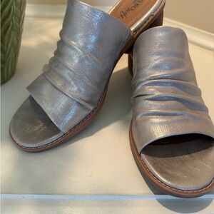 Sofft Metallic Soft gold Open-Toe Slip-On Mules